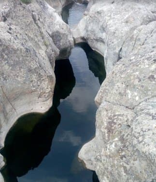 Водата между светлите скали при водопада